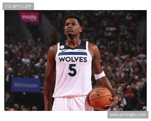 爱德华兹突破内线制造杀伤，较上季效率提升