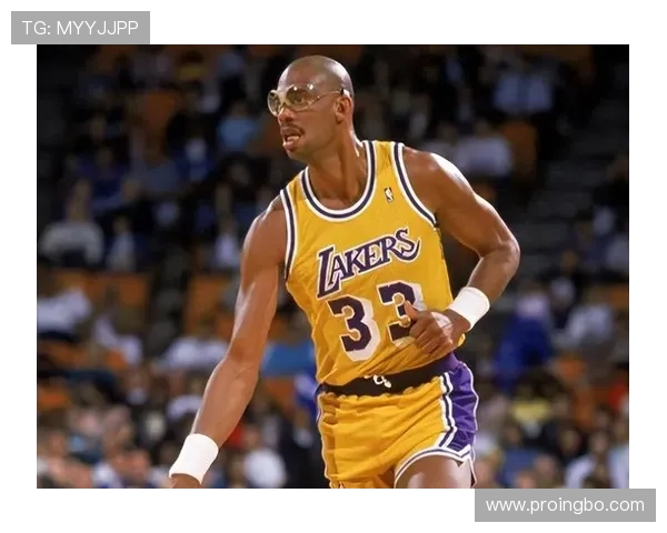 拉塞尔防守篮板效率压制贾巴尔，重塑内线统治力